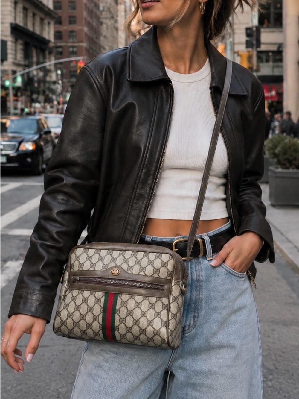 Gucci Ophidia GG Supreme Monogram Web shoulder bag. Comes with COA